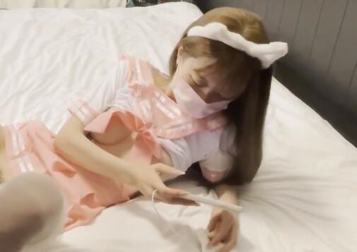 Cola酱-网瘾患者美少女-边玩游戏边挨肏 [1v/899M]